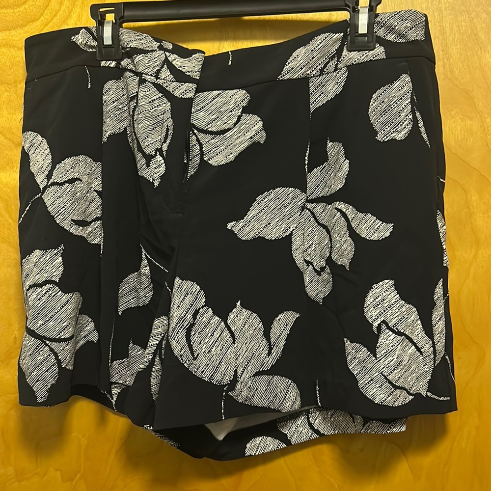Ann Taylor black and white floral shorts with pockets